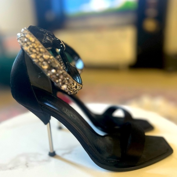 Alexander McQueen, Spring/Summer 2022, retails at $1190. - Picture 4 of 6